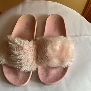 Steve Madden Softy Blush Furry Slides Size 9M
